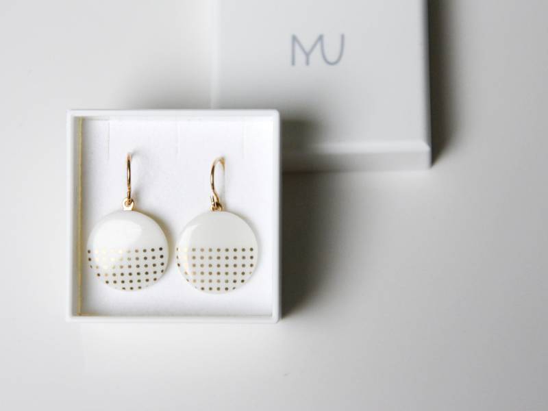 Porzellan Ohrhänger Weiß Goldene Punkte von MIYUporzellanschmuck