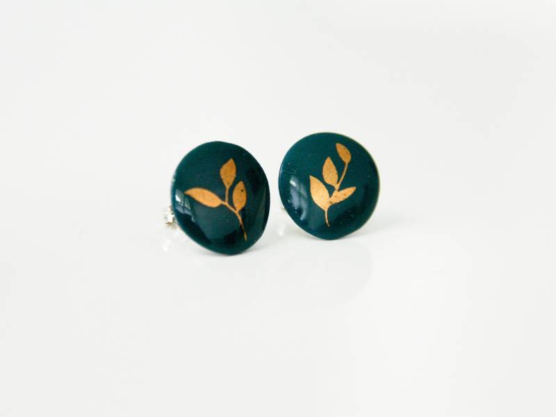Porzellan Ohrstecker, Grün Mit Goldenem Blatt Porzellan Ohrstecker, Grün Mit Goldenem Blatt von MIYUporzellanschmuck
