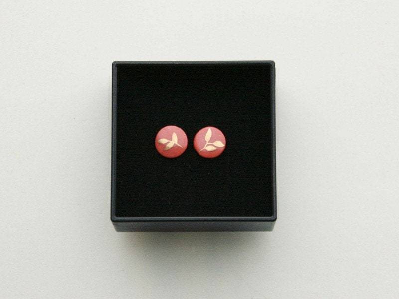 Porzellan Ohrstecker, Rot Mit Goldenem Blatt Porzellan Ohrstecker, Rot Mit Goldenem Blatt von MIYUporzellanschmuck