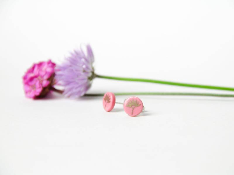 Porzellan Ohrstecker/Rosa Mit Goldenem Blümchen Ohrringe Keramik Blume Gold Goldschmuck Natur Blüte Handgemacht Goldig Porzellan Ohrstecker/Rosa Mit Goldenem Blümchen Ohrringe Keramik Blume Gold Goldschmuck Natur Blüte Handgemacht Goldig von MIYUporzellanschmuck