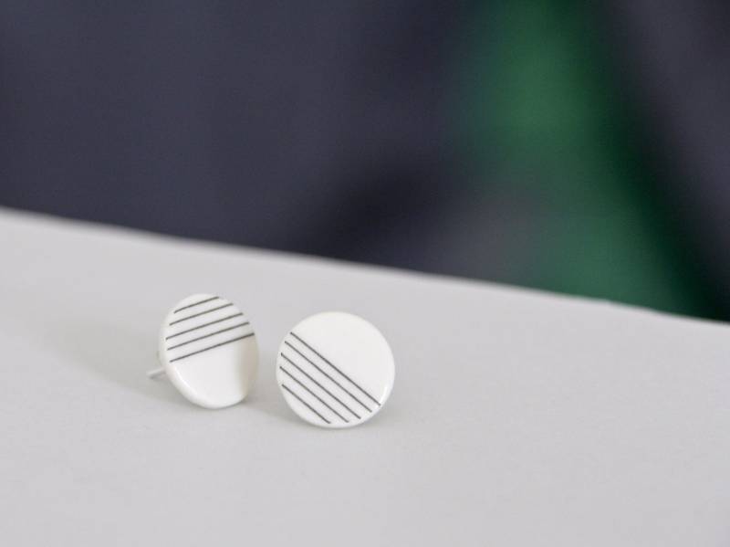 Porzellan Ohrstecker/Weiß Mit Linien Gestreift Schwarz-Weiß Ohrringe Keramik Handgemacht Porzellanschmuck Keramikschmuck Porzellan Ohrstecker/Weiß Mit Linien Gestreift Schwarz-Weiß Ohrringe Keramik Handgemacht Porzellanschmuck Keramikschmuck von MIYUporzellanschmuck