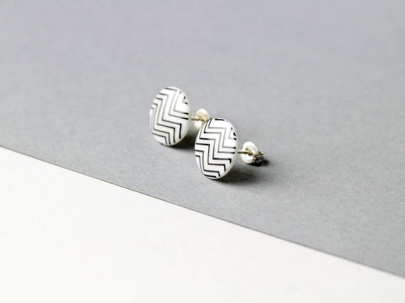 Porzellan Ohrstecker/Weiß Mit Zickzack Muster Schwarz-Weiß Porzellanschmuck Porzellan-Ohrringe Keramikschmuck Silberschmuck Porzellan Ohrstecker/Weiß Mit Zickzack Muster Schwarz-Weiß Porzellanschmuck Porzellan-Ohrringe Keramikschmuck Silberschmuck von MIYUporzellanschmuck