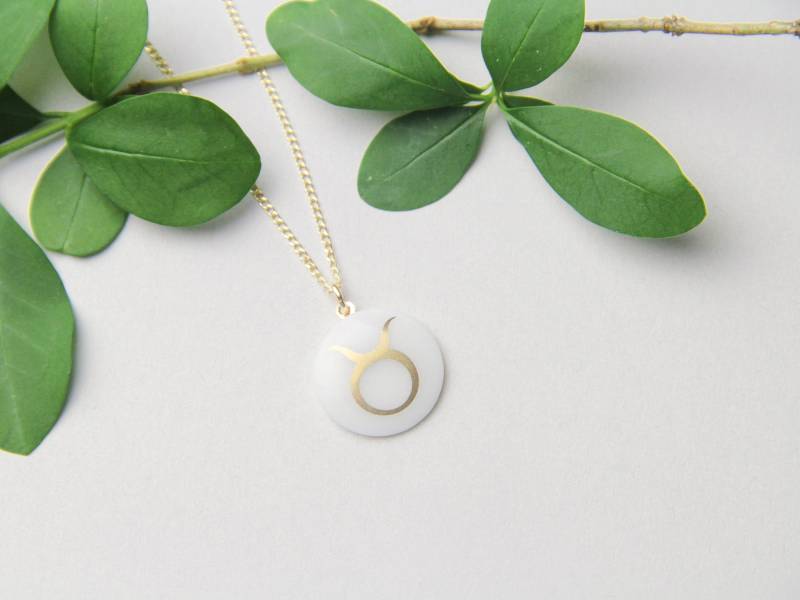 Stier Kettenanhänger/Goldkette Mit Porzellan-Anhänger Sternzeichen Kette Goldschmuck Porzellanschmuck Keramikschmuck Handgemacht von MIYUporzellanschmuck