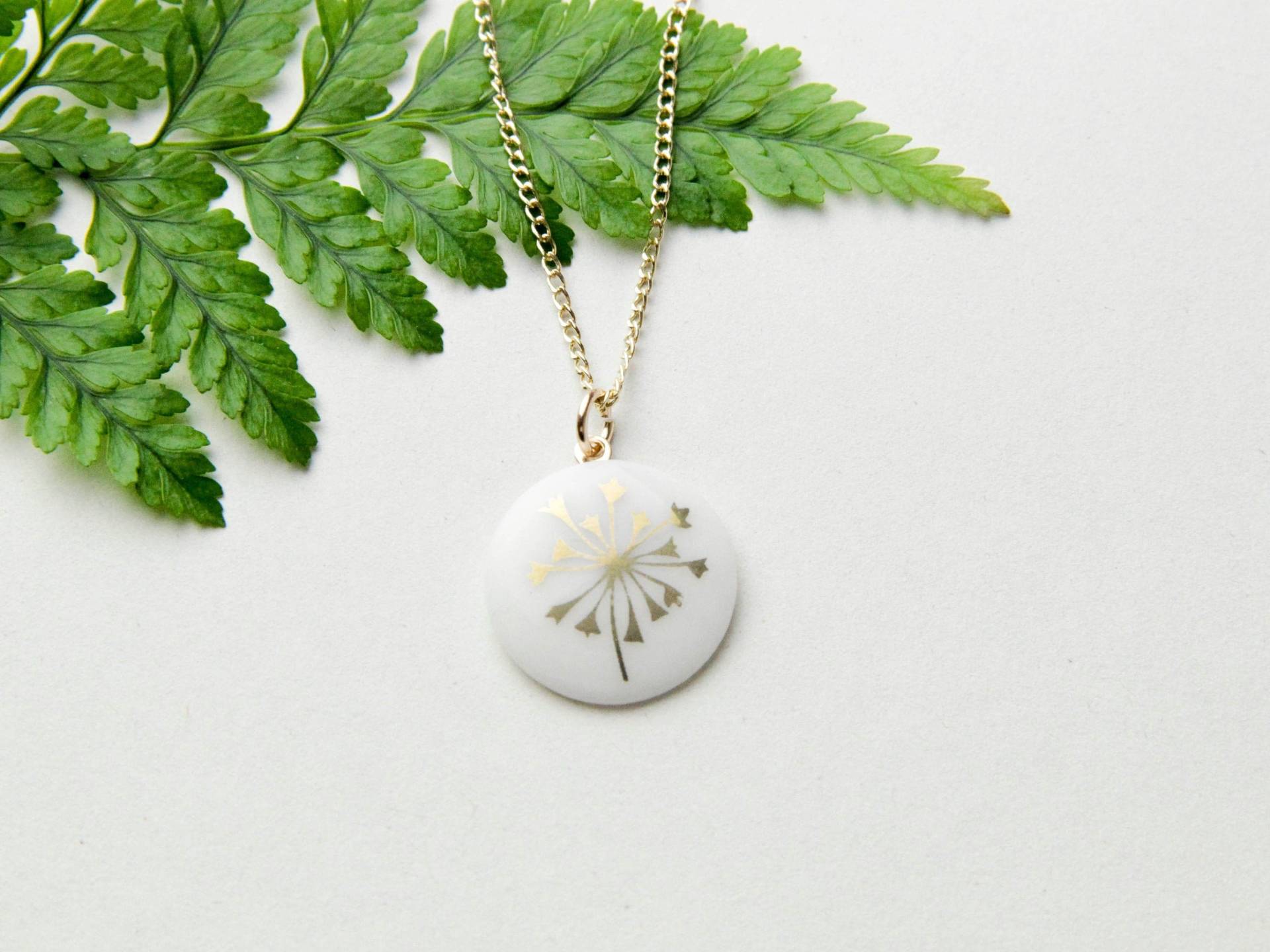 Weißer Porzellan-Anhänger/Goldene Pusteblume An Goldkette Porzellanschmuck Keramikschmuck Kettenanhänger von MIYUporzellanschmuck
