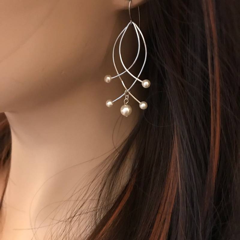 Avant Garde Ohrringe Silberne Draht Und Swarovski Perlen von MJJewelry2