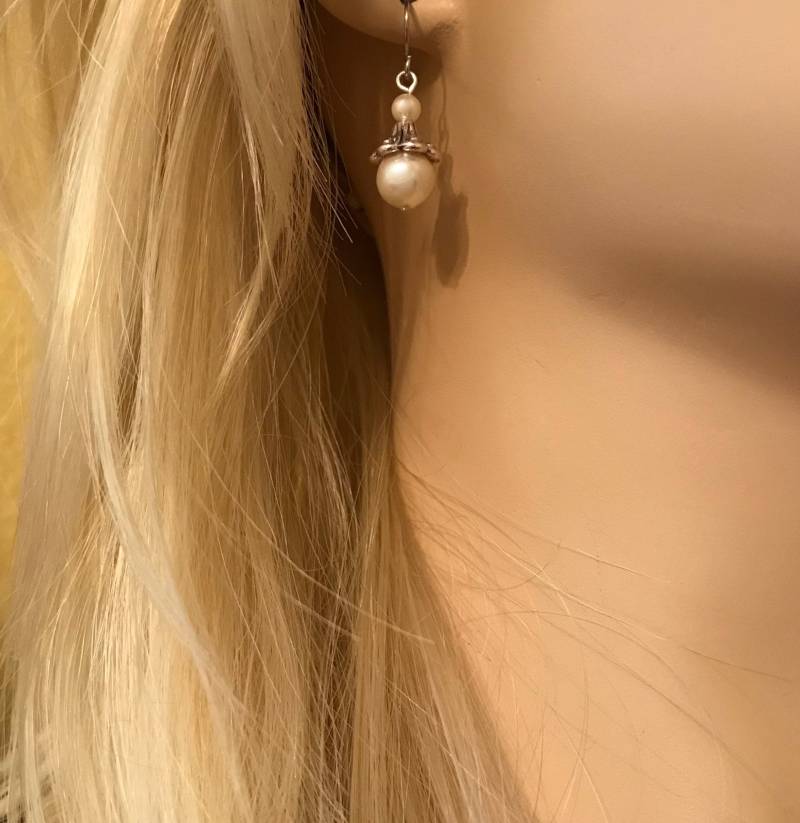 Perlenohrringe Creme Swarovski Perlen Mit Silber Perlenkappe von MJJewelry2