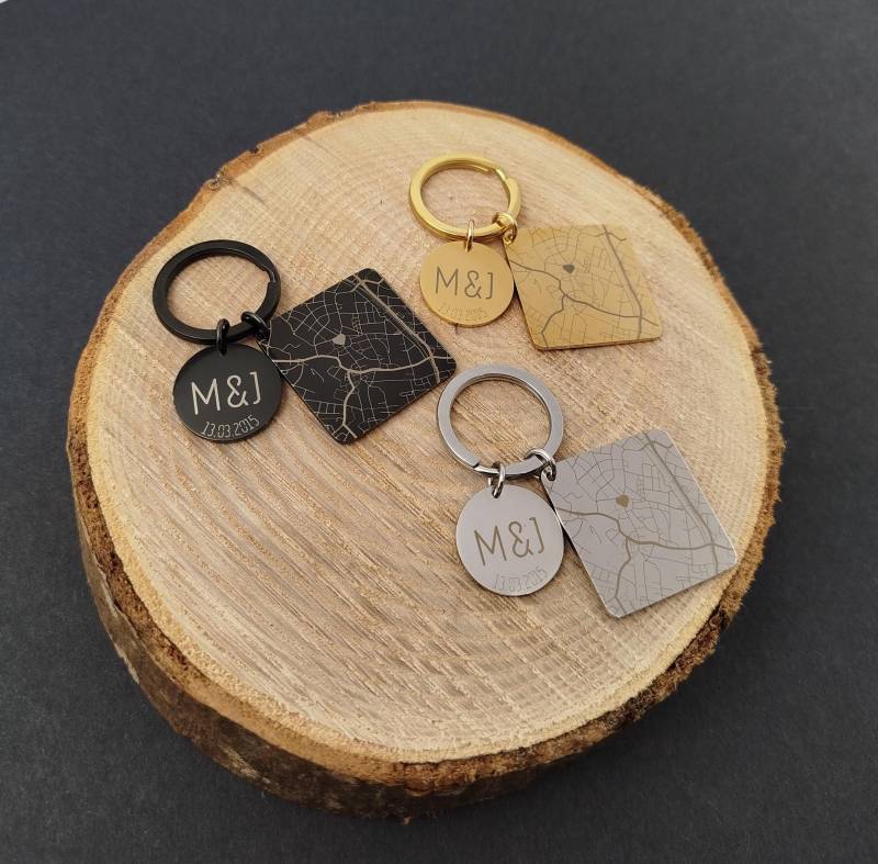 Personalisierter Schlüsselanhänger Mit Karte & Gravur - Viereckiger Anhänger Wunschort, Initialen Und Datum Geschenkidee Für Partner von MJKreativbude