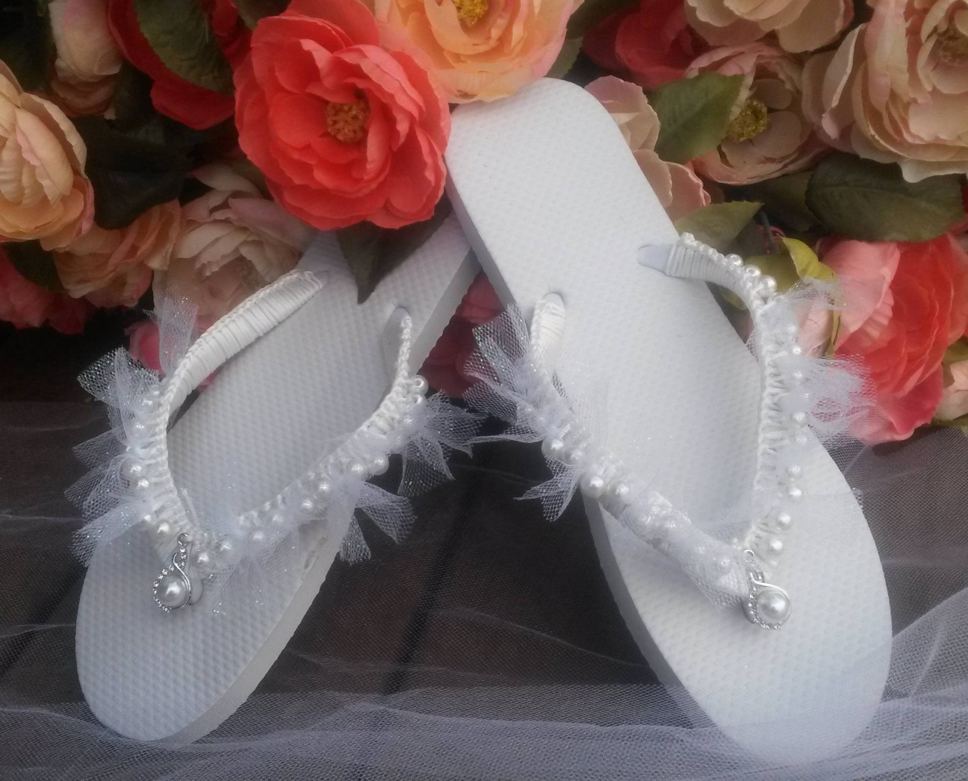 White Bridal Pearl Bead, Tulle, Satin Ribbon Wedding Sandal, Flip Flop White Bridal Pearl Bead, Tulle, Satin Ribbon Wedding Sandal, Flip Flop von MKKraftsBoutique