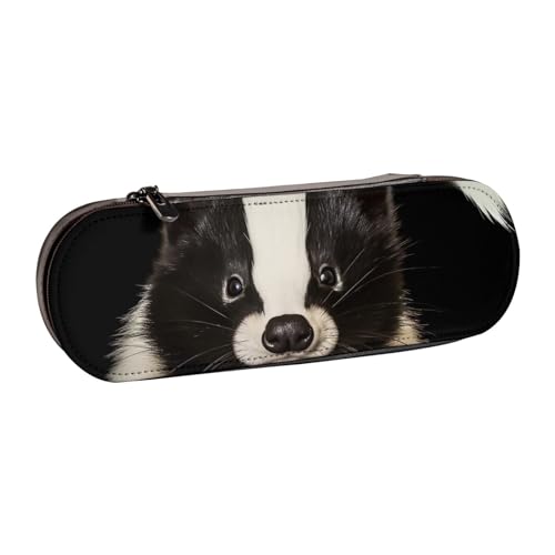 Federmäppchen aus Leder mit niedlichem Stinktiermuster, für Mädchen und Jungen, niedliches Federmäppchen für Reisen, Schule, Büro, Universität, Schwarz , Einheitsgröße, Schulranzen von MKNAZ