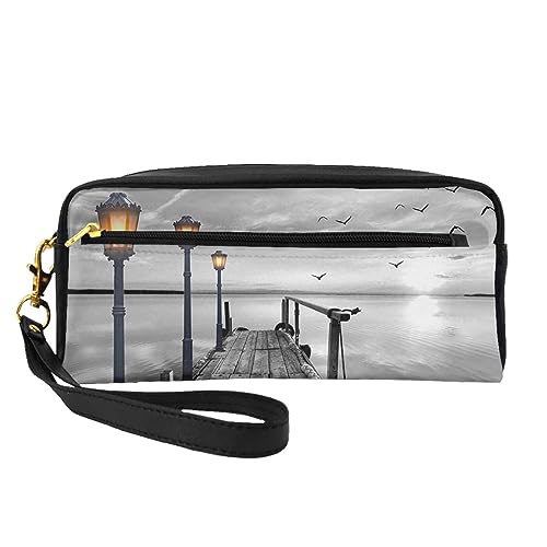 Reise-Make-up-Tasche für Golfplatz, Federmäppchen, Leder, tragbar, Kosmetiktasche, Kulturbeutel für Damen und Mädchen, Schwarz-weißer Strandsteg, Einheitsgröße von MKNAZ