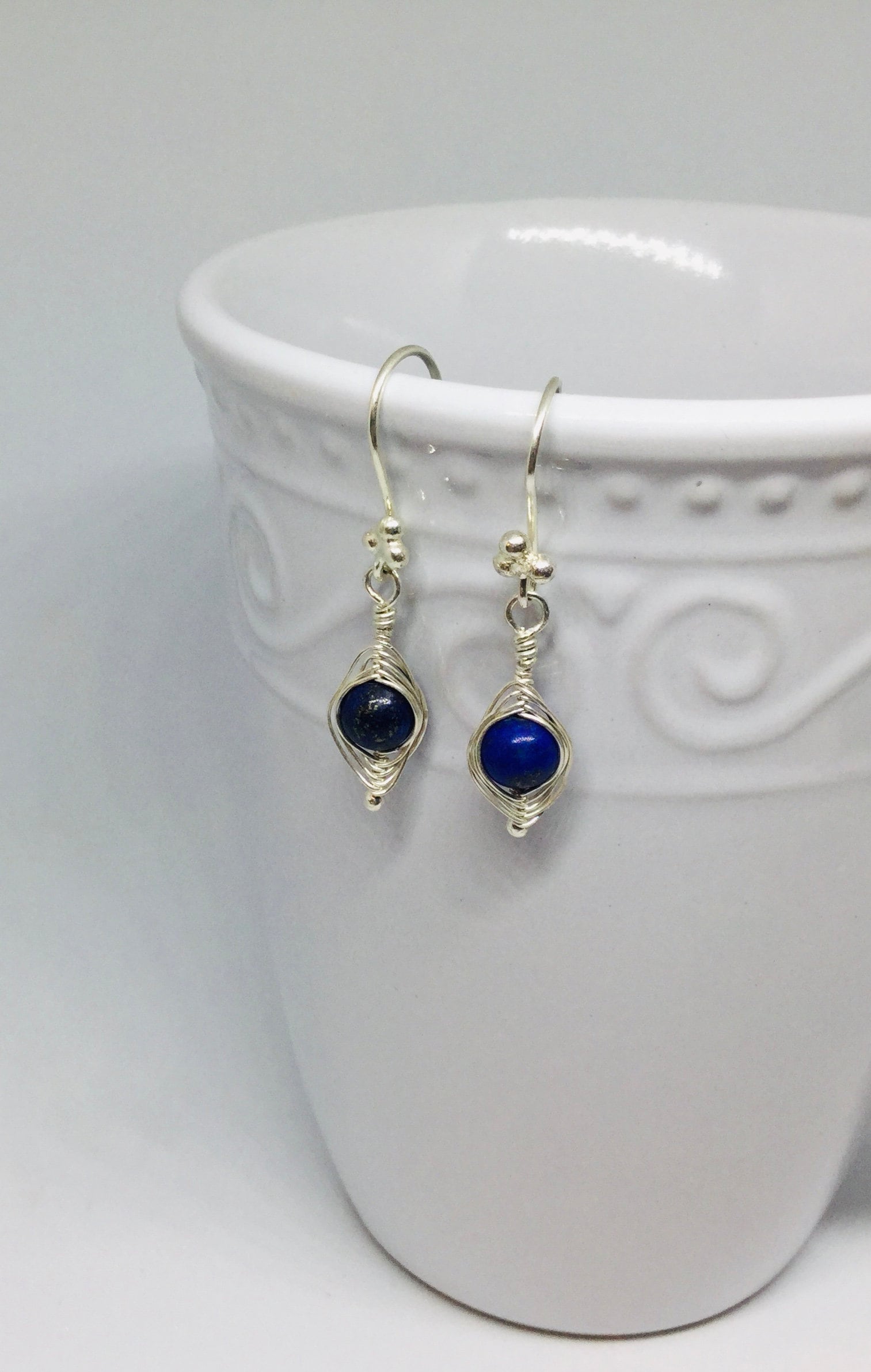 Draht Gewickelt Lapis Lazuli Ohrringe, Blau Edelstein Baumeln, Sterling Silber, Geschenk Für Sie von MKcreationsCrafts