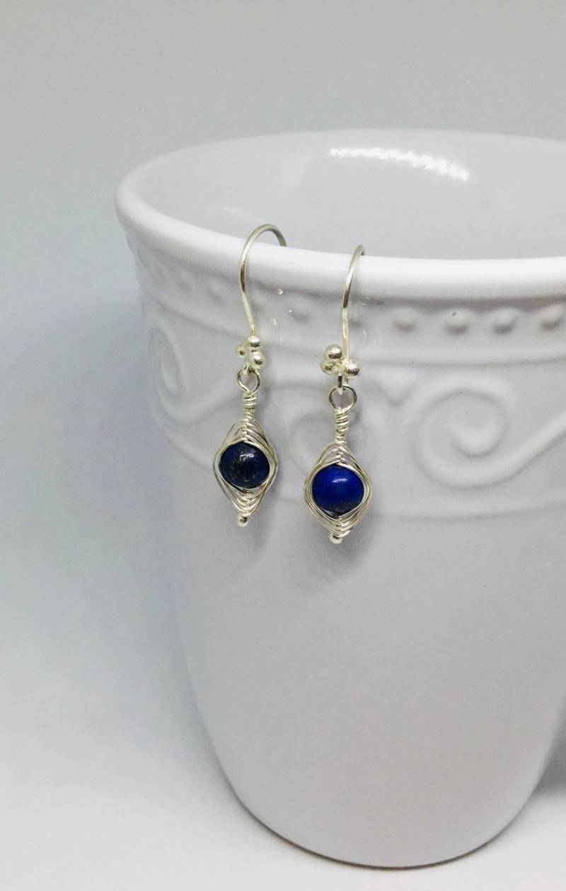 Draht Gewickelt Lapis Lazuli Ohrringe, Blau Edelstein Baumeln, Sterling Silber, Geschenk Für Sie von MKcreationsCrafts