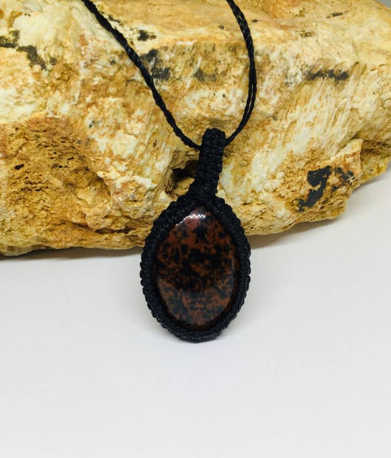 Mahagoni Obsidian Anhänger Halskette, Kristall Makramee Geschenk-Idee Für Mann von MKcreationsCrafts