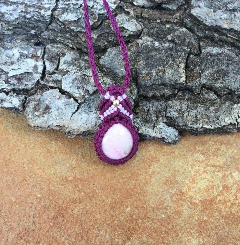 Rhodonit Anhänger Halskette, Rosa Makramee Heilstein Anhänger, Beruhigender Stein Halskette von MKcreationsCrafts