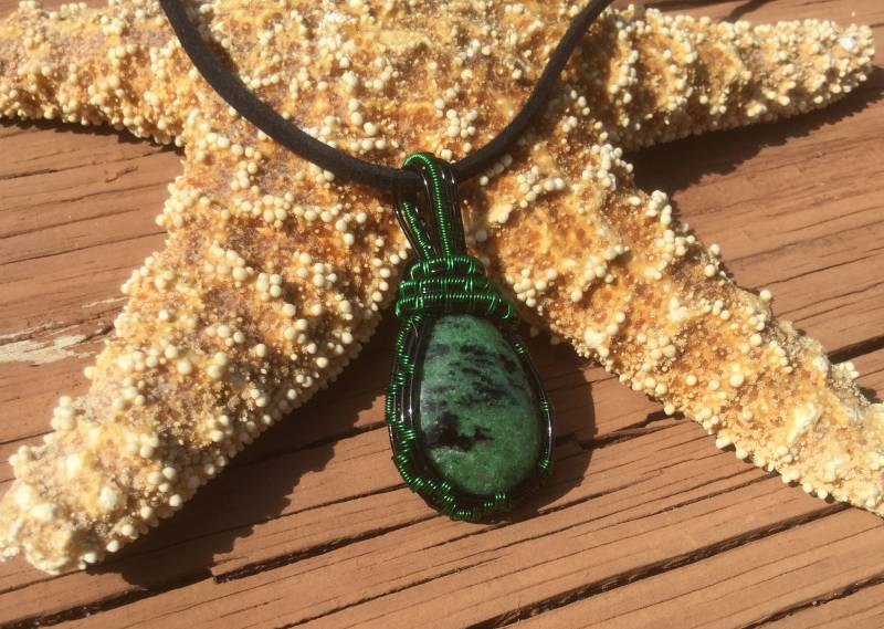 Rubin Zoisit Anhänger, Wire Wrapped Natürlicher Anhänger von MKcreationsCrafts