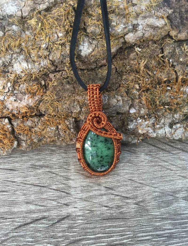 Wire Wrapped Kupfer Grün Rubin Zoisit Anhänger Halskette, Grüner Anhänger von MKcreationsCrafts