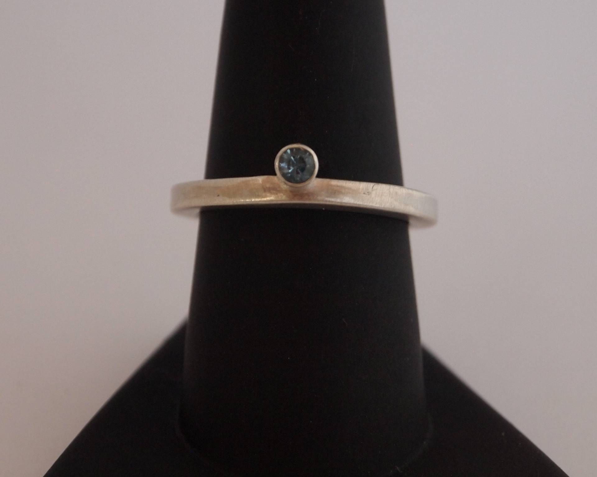 Handgefertigte Sterling Silber/Stapelbar/Ehering Mit Einem Blauen Topas Und Matt von MLJewelryCreations