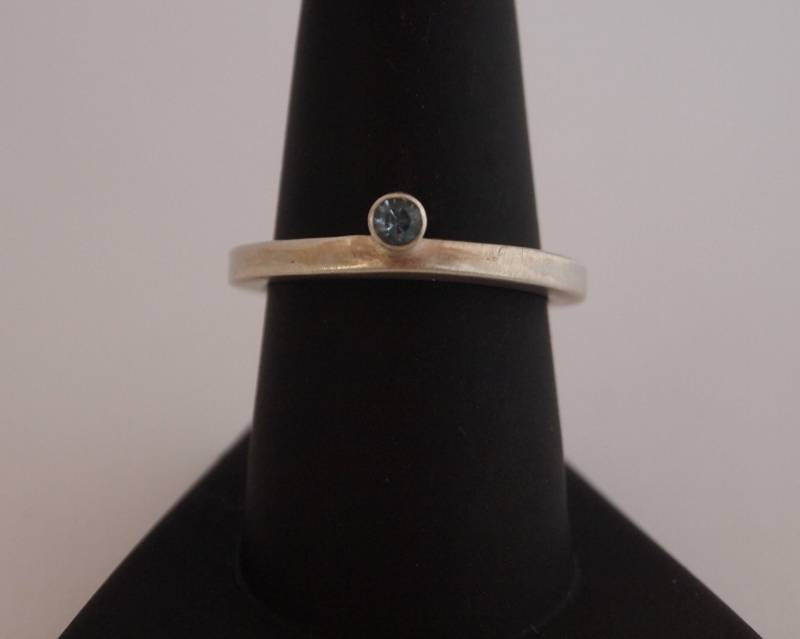 Handgefertigte Sterling Silber/Stapelbar/Ehering Mit Einem Blauen Topas Und Matt von MLJewelryCreations