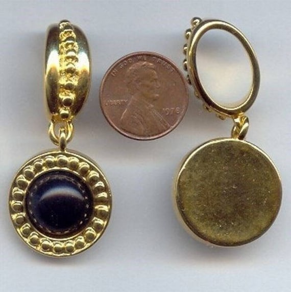 2 Vintage-Gold Vergoldet Grübchen Design Jet Schwarz Runde Tropfen 2" Metall-Perlenanhänger 1362 von MLRobertsLtd