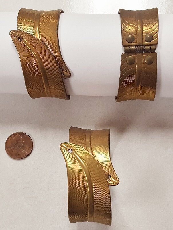 Vintage Im Alter Von Massivem Messing Geätzt Dual Feder 2 Loch Scharnier Armreif N262 von MLRobertsLtd