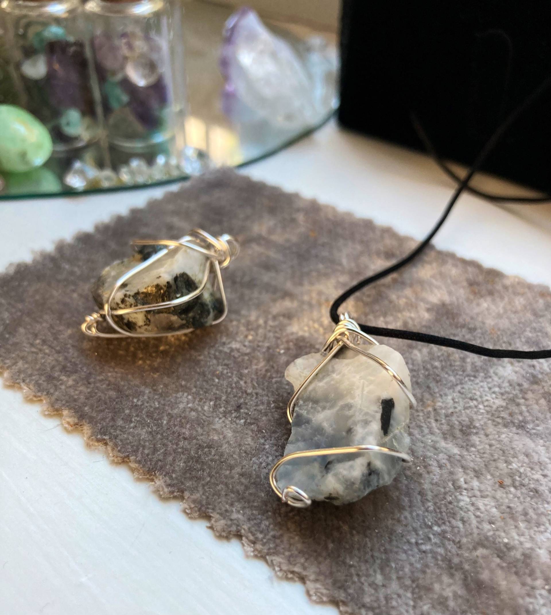 Mondstein Halskette Mit Regenbogenblitz - Silberkette Oder Satinkordel Neubeginn Mondstein Halskette Mit Regenbogenblitz - Silberkette Oder Satinkordel Neubeginn von MLTcrystaljewellery