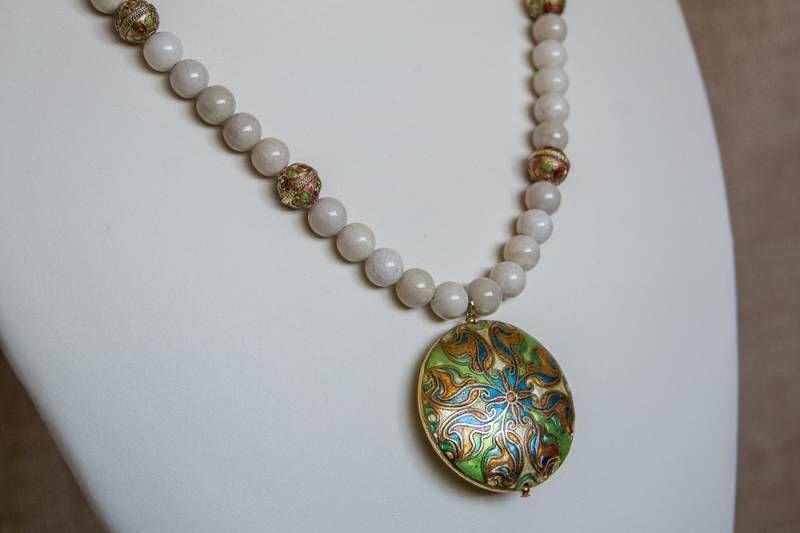 Flussstein Und Cloisonné Halskette von MLWJewelry