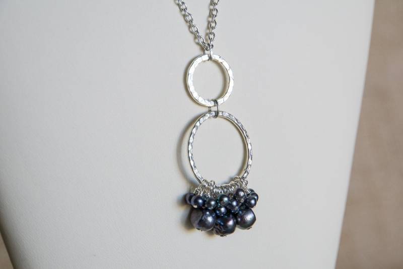 Pfau Grauer Süßwasserperlen Anhänger An Silberfarbener Perlenkette von MLWJewelry