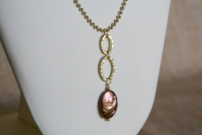 Schillernd Brauner Süsswasserperlen Anhänger An Goldfarbener Perlenkette von MLWJewelry