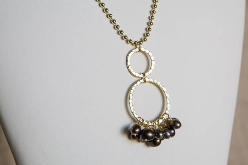 Schillernd Brauner Süsswasserperlen Anhänger An Goldfarbener Perlenkette von MLWJewelry