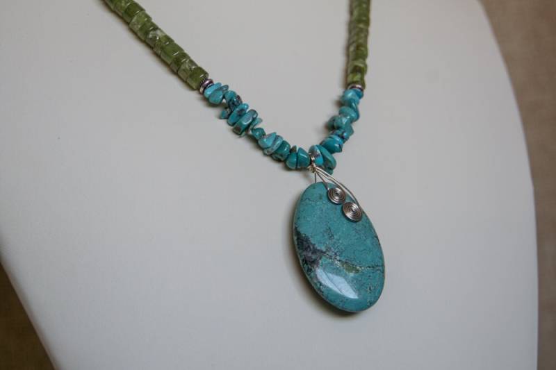 Türkis Und Peridot Halskette Mit Anhänger von MLWJewelry