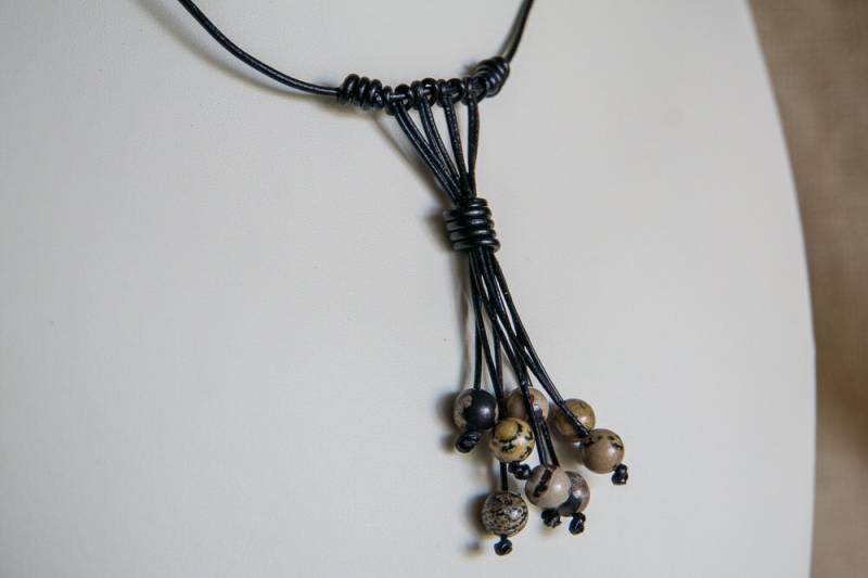 Verrückter Pferdestein Auf Schwarzer Lederkette von MLWJewelry