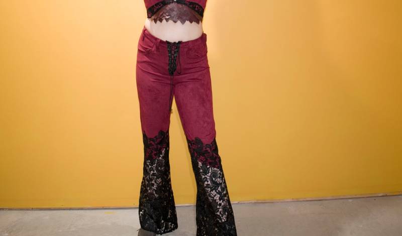 Rote Wildlederimitat Und Spitze Boho Hose, Vodoo Kinderhose, Retro-Mode von MLatelierDesign
