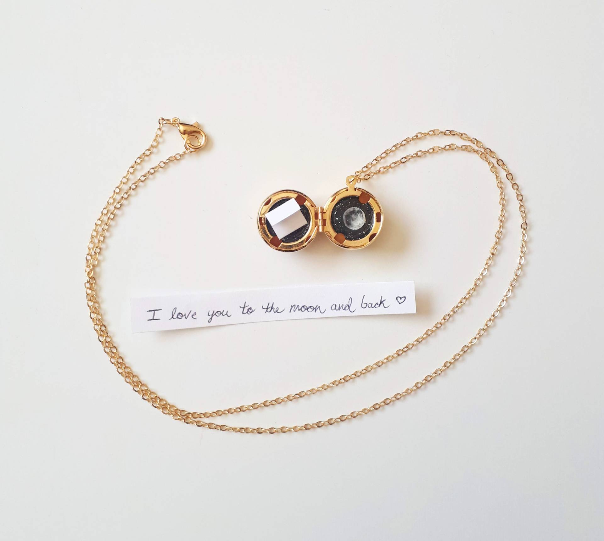 Mond Und Sterne Locket, Gold Handbemaltes Kugelmedaillon, Rundes Vollmond Halskette, Personalisiertes Versteckte Notiz, Geschenkidee Mond Und Sterne Locket, Gold Handbemaltes Kugelmedaillon, Rundes Vollmond Halskette, Personalisiertes Versteckte Notiz, Geschenkidee von MLpaintings