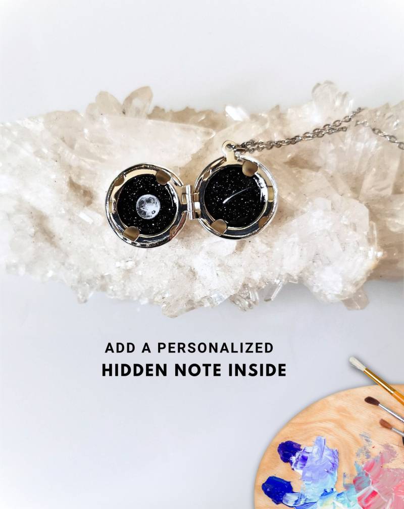 Mond Und Sterne Medaillon, Silber Handbemalte Valentinstag Vollmond Halskette, Personalisierte Versteckte Notiz, Geschenkidee Mond Und Sterne Medaillon, Silber Handbemalte Valentinstag Vollmond Halskette, Personalisierte Versteckte Notiz, Geschenkidee von MLpaintings