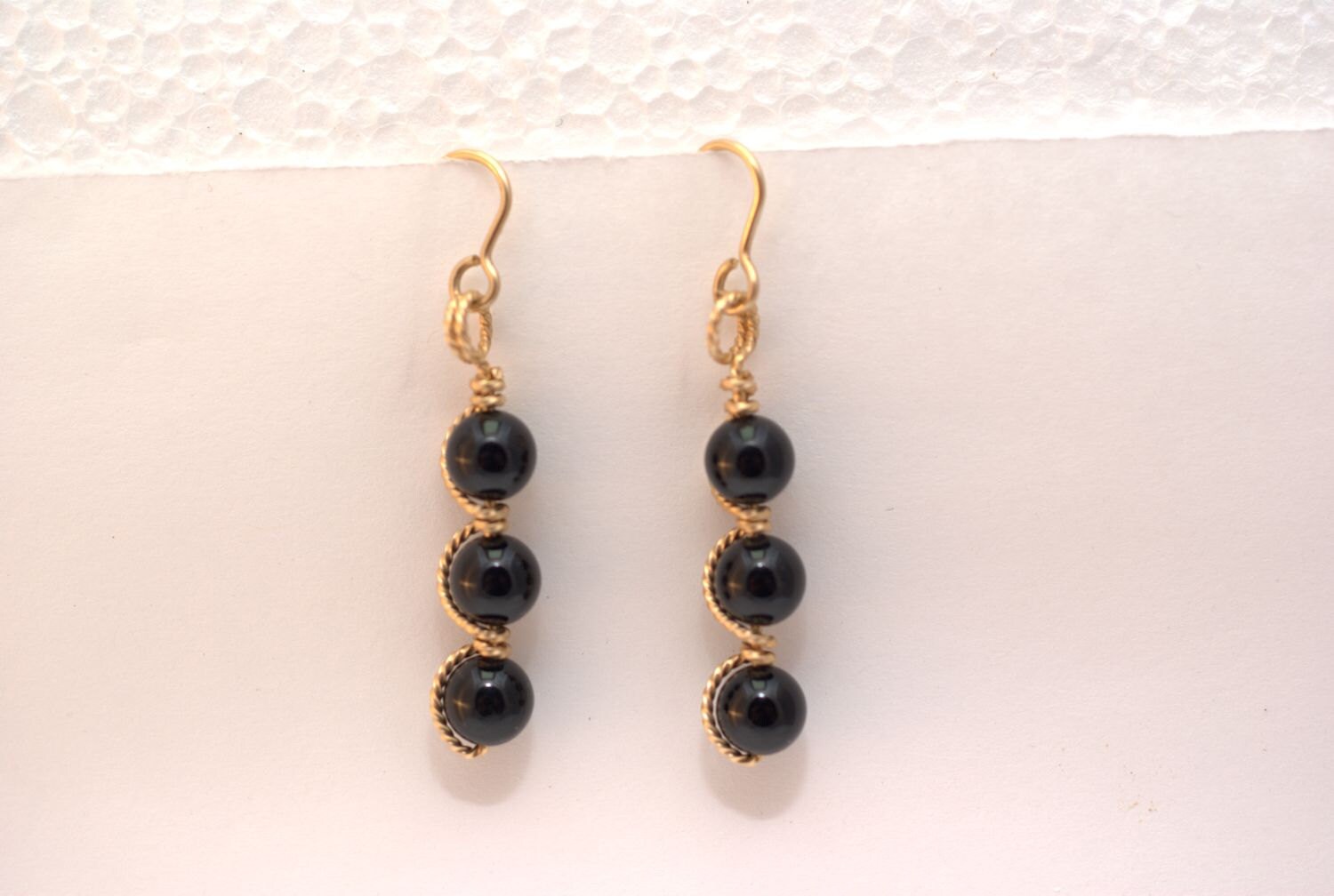 Onyx-Draht Umwickelt Perlenohrringe in 14 Kt Gold Gefüllt von MMIntlJewelry