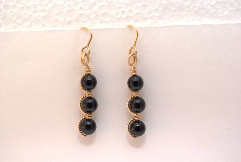 Onyx-Draht Umwickelt Perlenohrringe in 14 Kt Gold Gefüllt von MMIntlJewelry