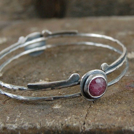 Rubin Silber Armband, Armreif, Boho Schmuck, Natürlichen Stil, Armreifen Rubin Silber Armband, Armreif, Boho Schmuck, Natürlichen Stil, Armreifen von MMRomanowicz