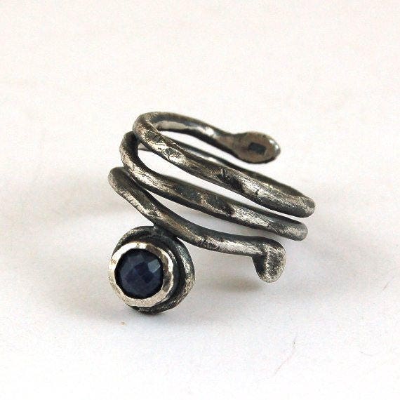 Saphir-Ring, Oxidiertes Silber Modernen Ring, Bio-Silber-Ring von MMRomanowicz