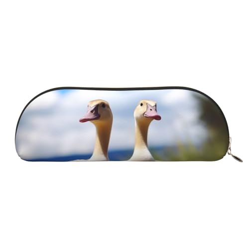 MMSJSBVY Federmäppchen aus Leder mit blauen Blumen – halbrunder Organizer mit Reißverschluss für Stifte, Kosmetik und Reisen, Süße Gänse., Einheitsgröße, Schulranzen MMSJSBVY Federmäppchen aus Leder mit blauen Blumen – halbrunder Organizer mit Reißverschluss für Stifte, Kosmetik und Reisen, Süße Gänse., Einheitsgröße, Schulranzen von MMSJSBVY