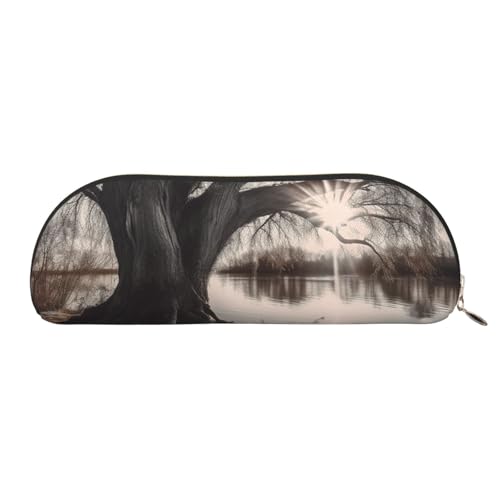 MMSJSBVY Old Tree by Lake Federmäppchen aus Leder – halbrunder Organizer mit Reißverschluss für Stifte, Kosmetik und Reisen, Old Tree By Lake, Einheitsgröße, Schulranzen von MMSJSBVY