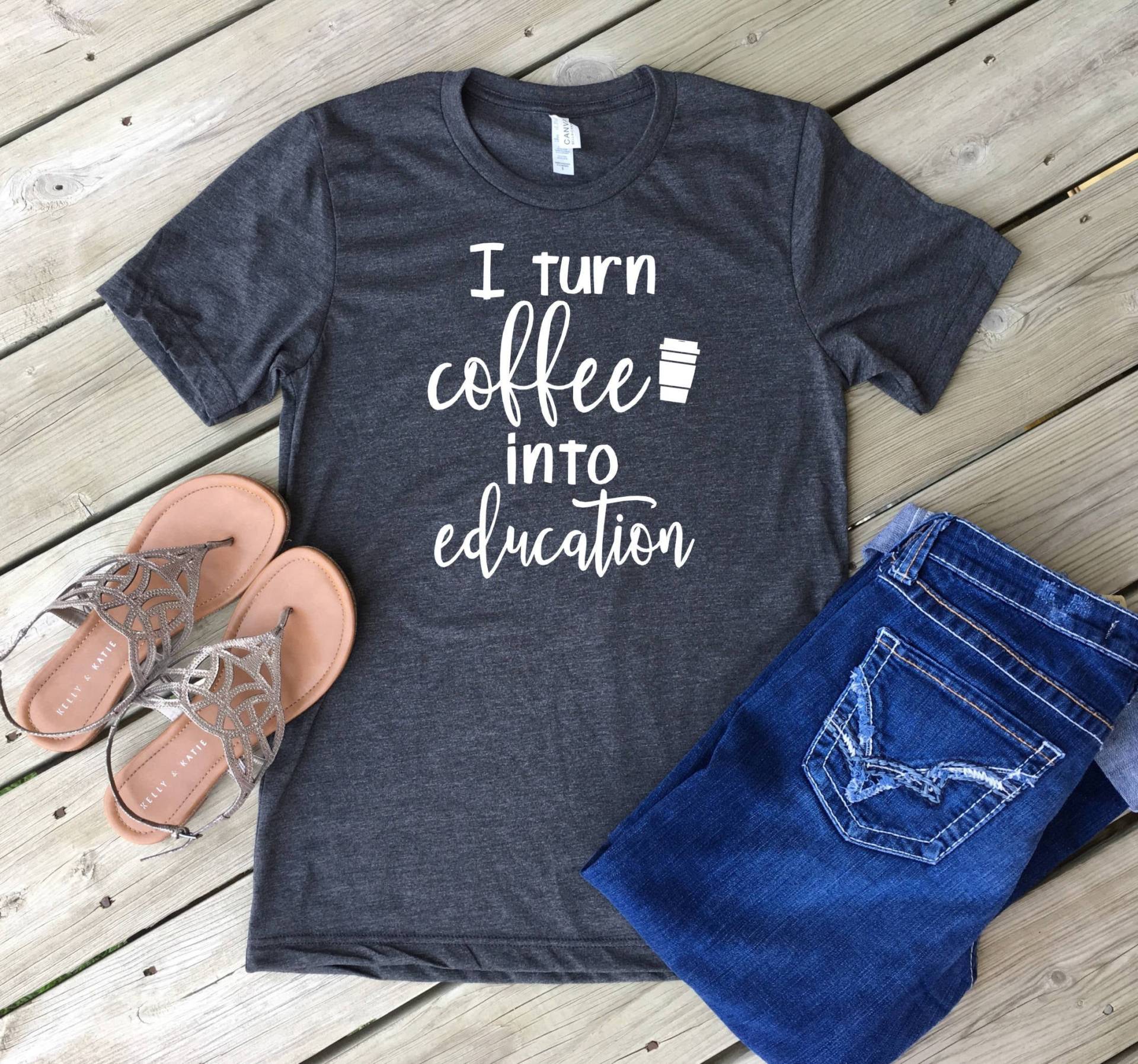 Ich Verwandle Kaffee in Bildung Shirt/Bella Canvas T-Shirt Unisex Größe Lehrer Benutzerdefinierte Farben Ich Verwandle Kaffee in Bildung Shirt/Bella Canvas T-Shirt Unisex Größe Lehrer Benutzerdefinierte Farben von MMZdesign