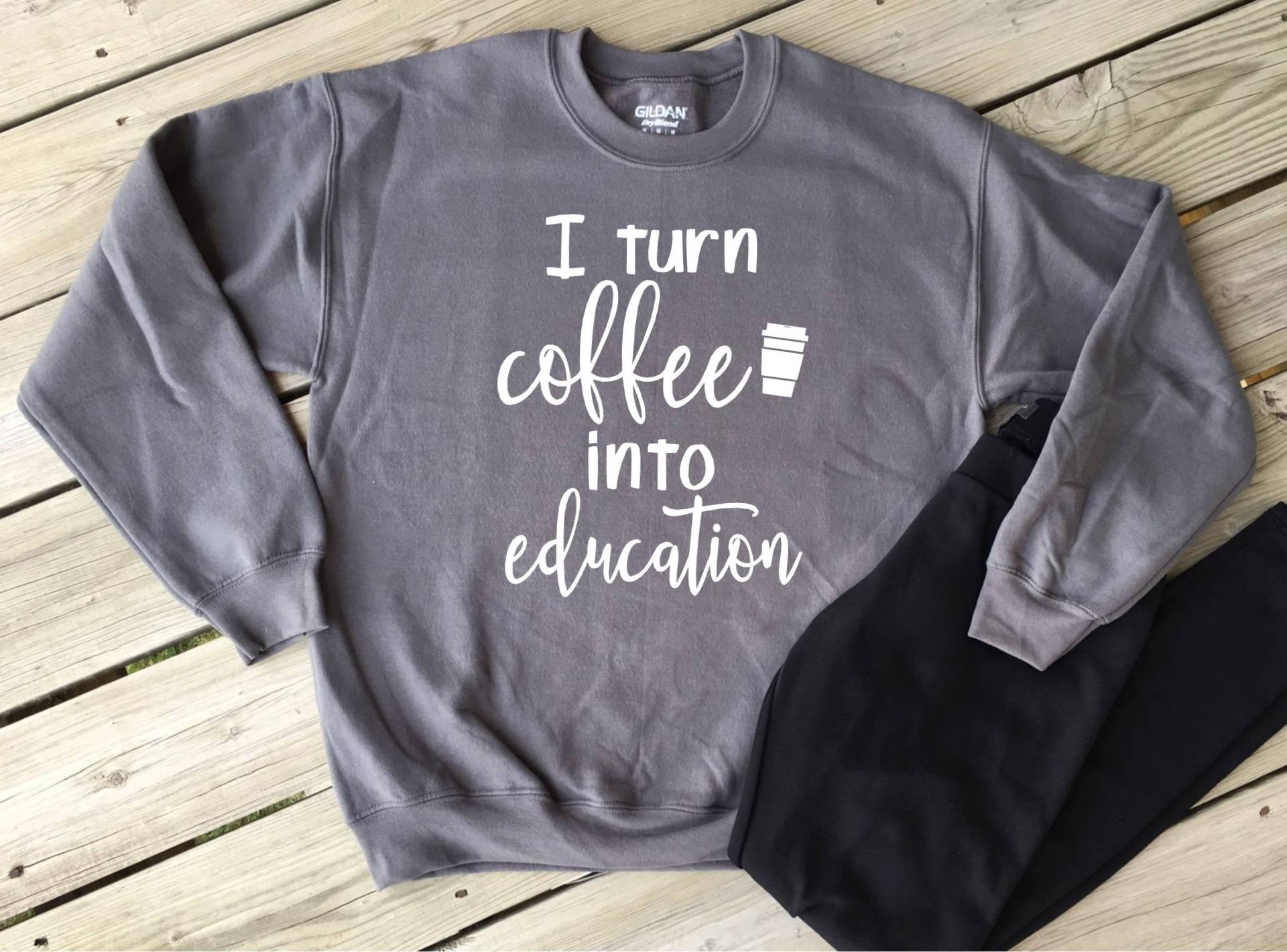 Ich Verwandle Kaffee in Bildung Sweatshirt/Gildan Lehrer Unisex Sizing Benutzerdefinierte Farben Ich Verwandle Kaffee in Bildung Sweatshirt/Gildan Lehrer Unisex Sizing Benutzerdefinierte Farben von MMZdesign