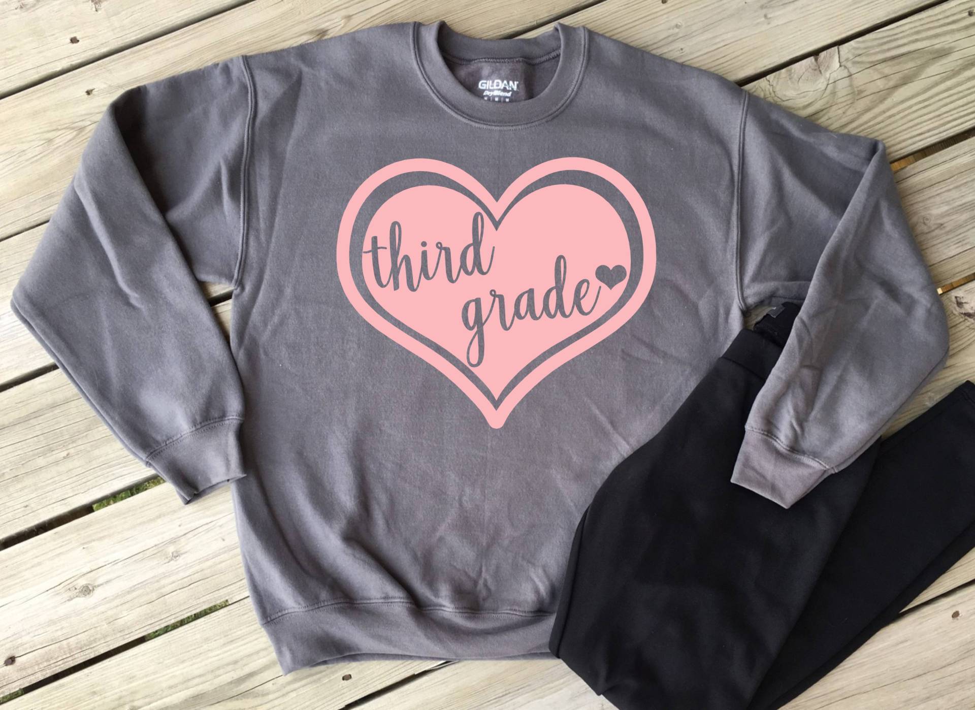 Lehrer Herz Sweatshirt/Gildan Custom Grade Unisex Sizing Dritte Klasse Benutzerdefinierte Farben Lehrer Herz Sweatshirt/Gildan Custom Grade Unisex Sizing Dritte Klasse Benutzerdefinierte Farben von MMZdesign