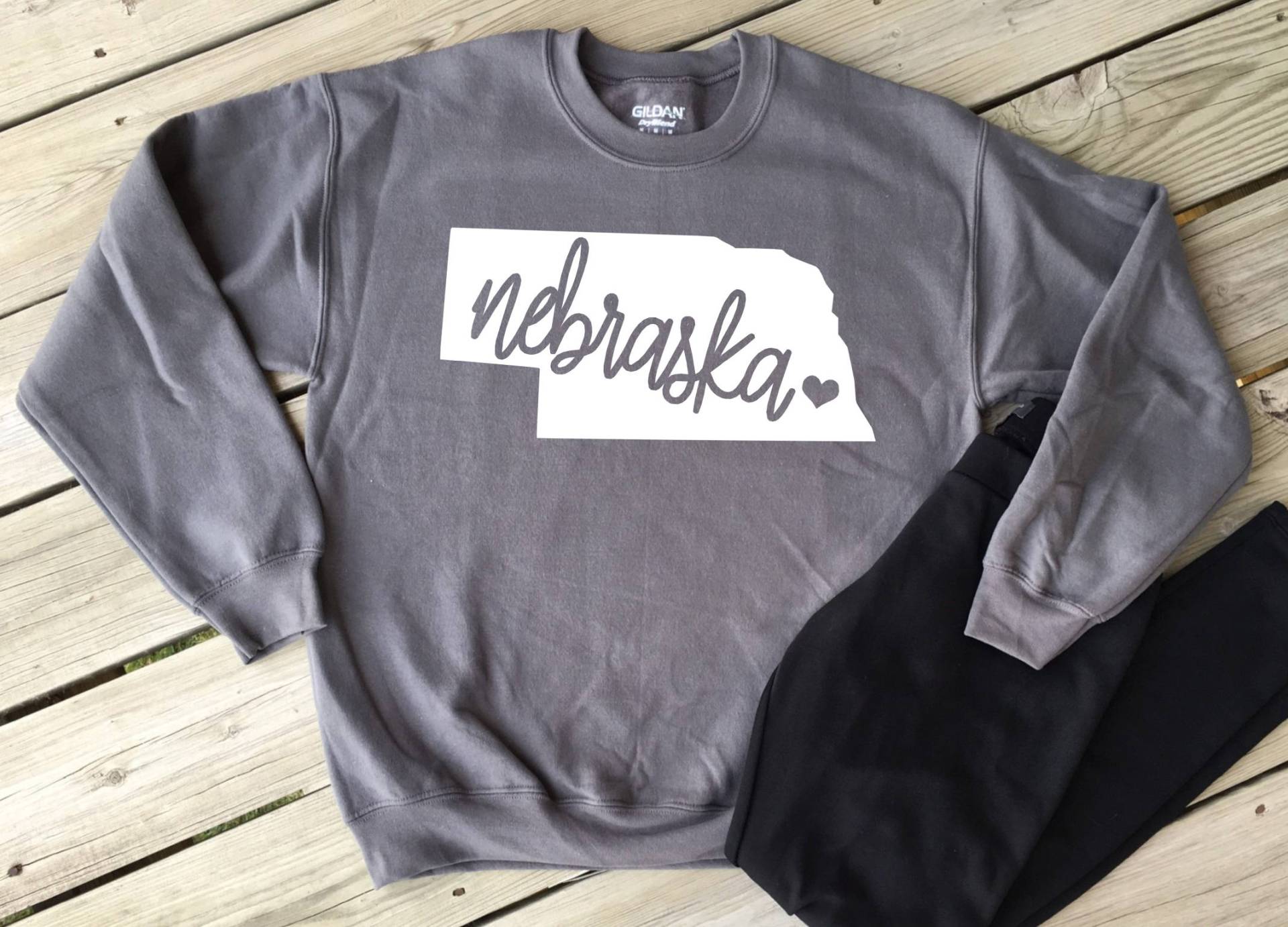 Nebraska Sweatshirt, Gildan Jeder Zustand, Jugend Heimatstaat, Teamfarben, Unisex Sweatshirt Nebraska Sweatshirt, Gildan Jeder Zustand, Jugend Heimatstaat, Teamfarben, Unisex Sweatshirt von MMZdesign