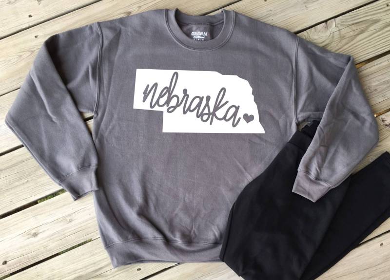 Nebraska Sweatshirt, Gildan Jeder Zustand, Jugend Heimatstaat, Teamfarben, Unisex Sweatshirt Nebraska Sweatshirt, Gildan Jeder Zustand, Jugend Heimatstaat, Teamfarben, Unisex Sweatshirt von MMZdesign