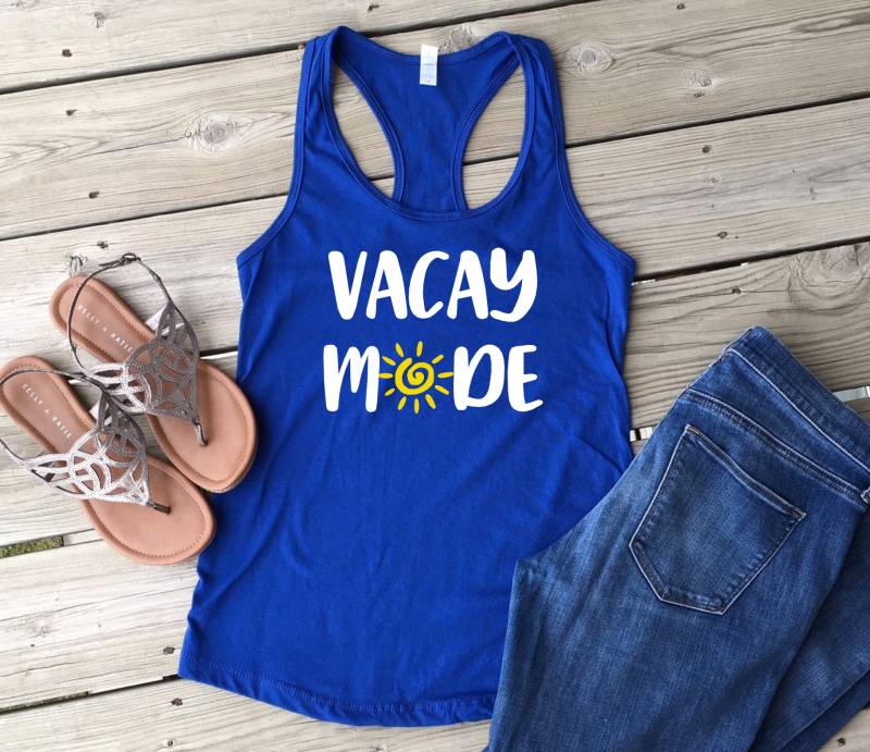 Vacay Mode Tank Top/ Next Level Tank/ Spring Break Shirt/ Frauen Racerback/ Sonne/ Strand Shirt von MMZdesign