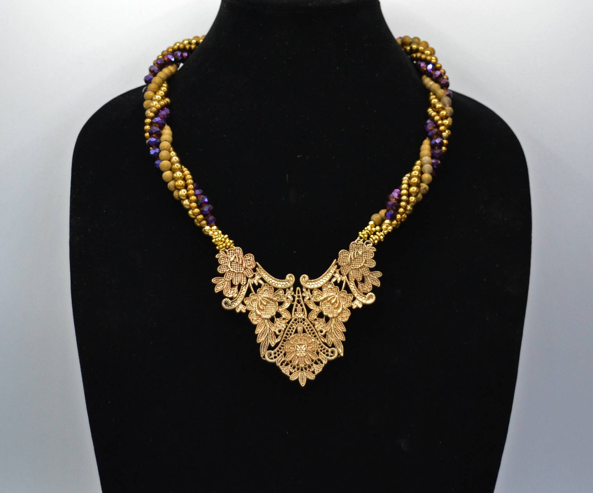 Goldene Spitzenkette Mit Lila Und Gold Twist Goldene Spitzenkette Mit Lila Und Gold Twist von MMalinDesigns