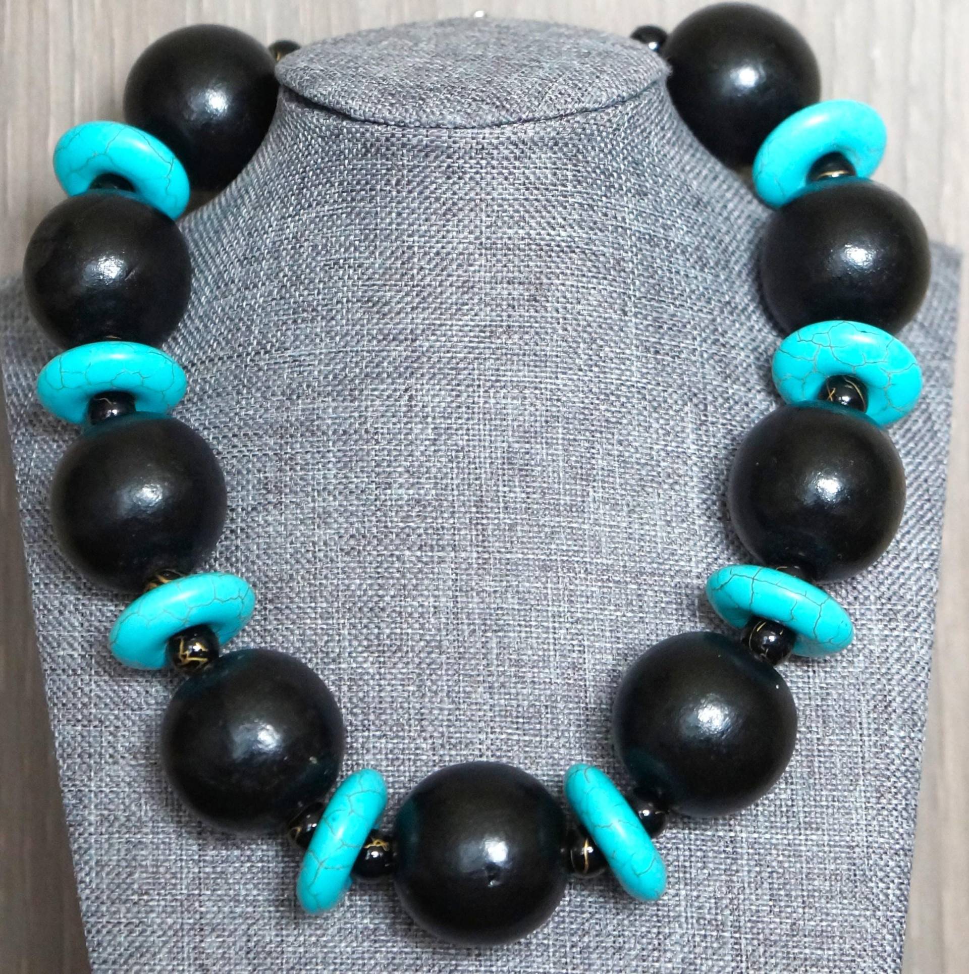 Große Schwarz Holz Rund Türkis Gefärbt Howlite Ringe Gold Muster Harz Runde Kurze Frauen Kette Statement Handgefertigt Canada Große Schwarz Holz Rund Türkis Gefärbt Howlite Ringe Gold Muster Harz Runde Kurze Frauen Kette Statement Handgefertigt Canada von MMbijou