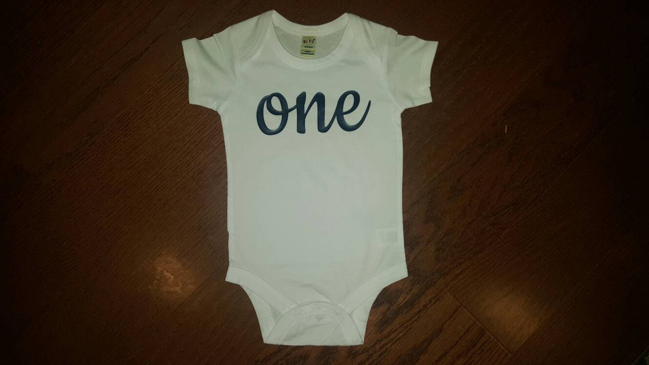 Baby Navy One Bodysuit, 1. Geburtstag Body, "One" Outfit, Blau Erster Junge Baby Navy One Bodysuit, 1. Geburtstag Body, "One" Outfit, Blau Erster Junge von MMsBling