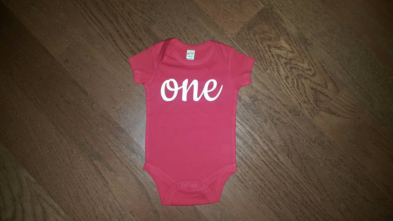 Baby Rot Ein Geburtstag Body, Baby-Mädchen Oder Junge 1. Und Weiß Outfit, Ersten Baby Rot Ein Geburtstag Body, Baby-Mädchen Oder Junge 1. Und Weiß Outfit, Ersten von MMsBling